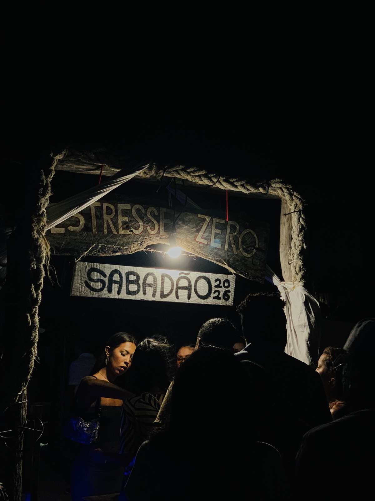 Entrada do Sabadão à noite